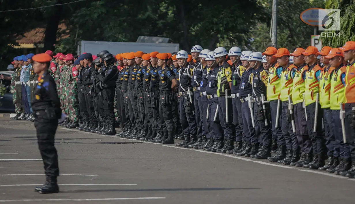 Sejumlah petugas mengikuti apel persiapan pengamanan dan angkutan lebaran 2019 di Stasiun Gambir, Jakarta, Minggu (26/5/2019). Menhub dalam sambutanya mengatakan jika tahun ini Kereta Api menjadi salah satu moda transportasi favorit bagi para pemudik. (Liputan6.com/Faizal Fanani)