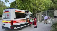 Ambulans dengan petugas penyelamat Palang Merah berdiri di pintu masuk Kebun Binatang Salzburg Hellbrunn, Austria. (AP)