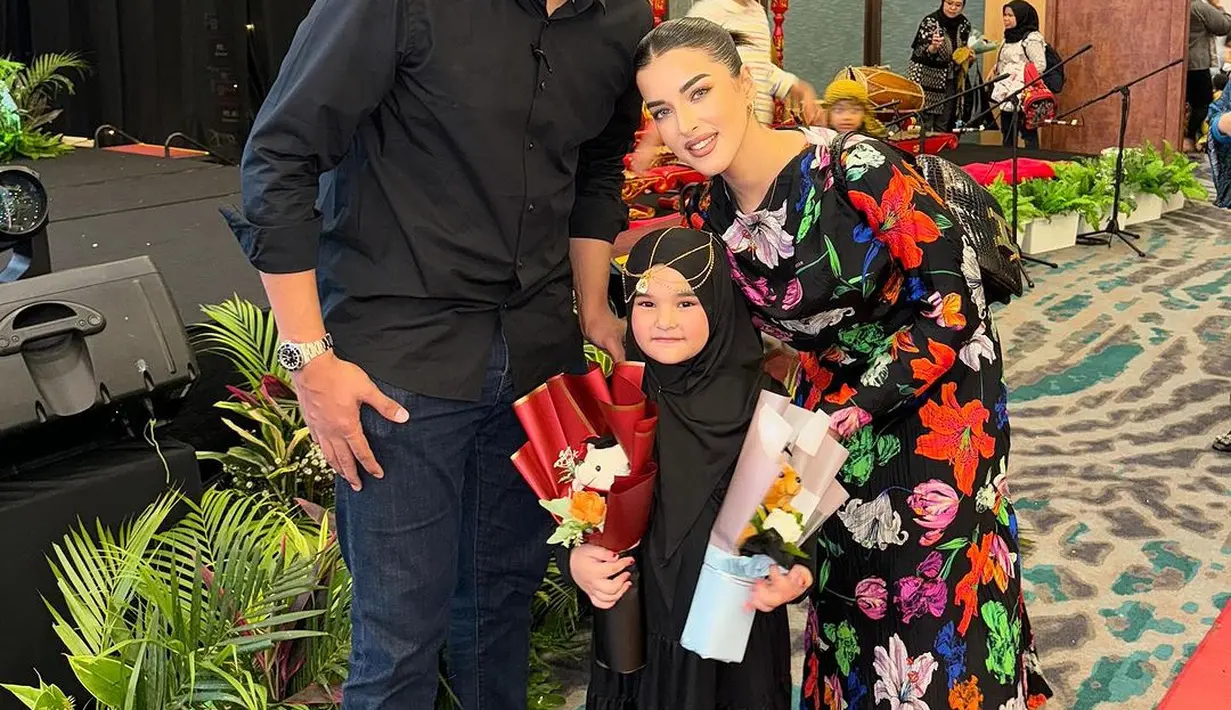Pada momen wisudanya, Ayang didandani sang mama menjadi princess Arab. Ayang mengenakan gamis dan hijab serba hitam. [@tasyafarasya]