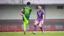 Ekspresi kecewa pemain Persita Tangerang, Ramiro Fergonzi (kanan) usai gagal mencetak gol ke gawang PSIS Semarang saat laga pekan ke-10 BRI Liga 1 2022/2023 antara Persita Tangerang melawan PSIS Semarang di Stadion Indomilk Arena, Tangerang, Rabu (14/9/2022). (Bola.com/Bagaskara Lazuardi)