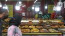 Beragam menu makanan khas Sumatera Barat yang dijajakan di kawasan Food Street Kramat, Jakarta, Jumat (30/4/2021). Kawasan yang menjual beragam menu makanan khas Sumatera Barat selalu ramai dikunjungi pecinta kuliner terutama jelang waktu berbuka puasa. (Liputan6.com/Helmi Fithriansyah)