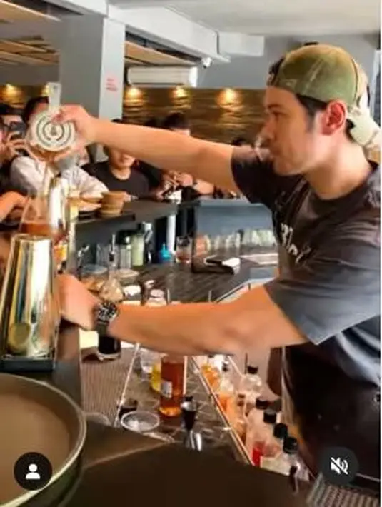 Setelah minuman tersebut jadi, pemilik nama lengkap Chicco Jerikho Jarumillind kembali menuangnya dalam gelas berkaki satu yang telah diisi dengan satu es batu besar. (Foto: Instagram/@chicco.jerikho)