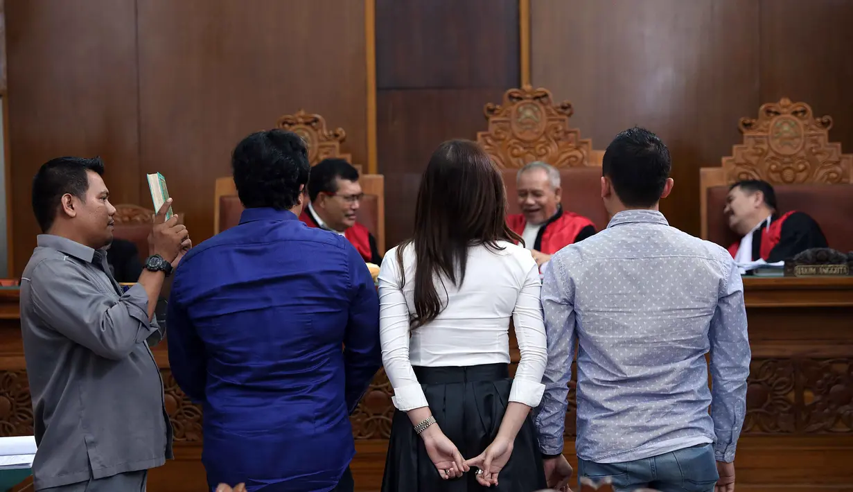 Pemeran dalam film 'Sarang Hantu Jakarta' itu hadir dalam sidang perdana didampingi kuasa hukumnya, Minola Sebayang. Agenda kali ini adalah mendengarkan keterangan dari pelapor dan saksi-saksi. (Nurwahyunan/Bintang.com)