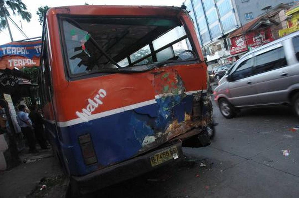 Tabrakan 2 Metromini di Buncit
