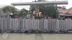 Proses pemasangan turab di Kali Sentiong, Jakarta Pusat, Rabu (15/3/2016). Pemasangan turab tersebut dilakukan untuk memperkokoh dinding kali agar lebih kuat, terutama saat musim hujan. (Liputan6.com/Immanuel Antonius)