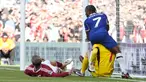 Pemain Chelsea Raheem Sterling menimpa kiper Nottingham Forest Matt Turner setelah gagal mencetak gol pada pertandingan sepak bola Liga Inggris di Stadion Stamford Bridge, London, Inggris, Sabtu (2/9/2023). Chelsea kalah 0-1. (AP Photo/Kirsty Wigglesworth)