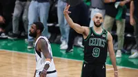 Derrick White merayakan keberhasilannya mencetak poin di NBA Finals 2024 saat Celtics melawan Mavericks (AFP)