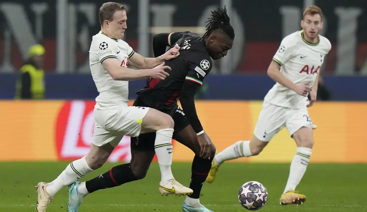 <p>Penyerang AC Milan, Rafael Leao berusaha melewati pemain Tottenham Hotspur, Oliver Skipp selama pertandingan leg pertama babak 16 besar Liga Champions di stadion San Siro di Milan, Italia, Rabu (15/2/2023). AC Milan menang tipis atas Tottenham dengan skor 1-0. (AP Photo/Luca Bruno)</p>