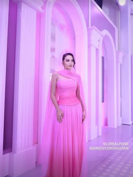 Gaun strapless ini hadir dengan gradasi pink yang cantik dengan rok flare yang anggun [@enzystoria]