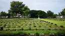 Pemakaman Perang Kanchanaburi, lokasi pemakaman bagi sekitar 7.000 tahanan perang, di Kanchanaburi, Thailand pada 19 Agustus 2020. Puluhan ribu orang tewas selama proses pembangunan, sehingga jalur sepanjang 415 km itu dikenal dengan nama "Death Railway" (Jalur Kereta Kematian). (Xinhua/Ren Qian)