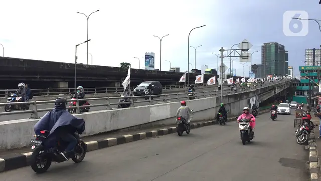 Jalur Putar Balik Ditutup, Pemotor Lawan Arus di Tanjung Barat