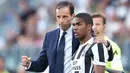 Pelatih Juventus, Massimiliano Allegri memberikan arahan kepada Douglas Costa saat timnya melawan Cagliari pada laga Serie A di  Turin, (19/8/2017). Juventus menang 3-0. (Alessandro Di Marco/ANSA via AP)