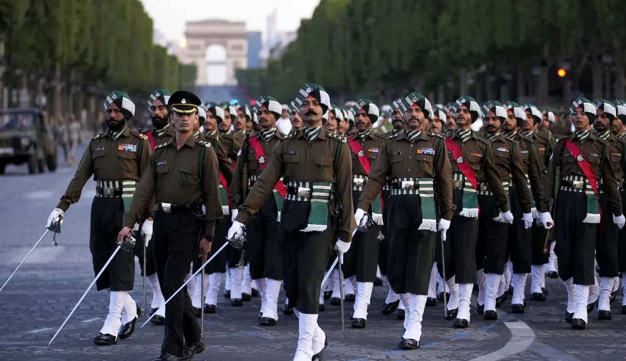 Kontingen Angkatan Darat India untuk pertama kalinya dalam 107 tahun akan berbaris bersama tentara Prancis di Paris selama Parade Hari Bastille. (AP Photo/Christophe Ena)