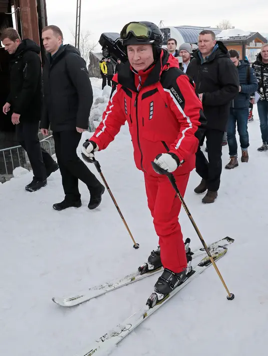 Presiden Rusia Vladimir Putin bersiap untuk bermain ski di Krasnaya Polyana dekat resor Laut Hitam Sochi, Rusia, Rabu (13/2). (Sergei Chirikov/Pool Photo via AP)