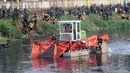 Ratusan personel gabungan TNI/ POLRI dan petugas penanganan prasarana dan sarana umum (PPSU) mengangkat sampah liar di Kanal Banjir Barat kawasan RPTRA Kalijodoh Jakarta, Sabtu , 15 Agustus 2026. (KLY/ Arie Basuki).
