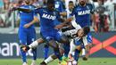 Pemain Juventus, Paulo Dybala, dihadang pergerakannya oleh pemain Sassuolo dalam lanjutan Serie A di Juventus Stadium, Turin, Sabtu (10/9/2016). (Reuters/Giorgio Perottino)