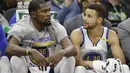 Pemain Warriors, Kevin Durant (kiri) dan Stephen Curry berbincang saat melawan Sacramento Kings pada laga NBA di Golden 1 Center, Sacramento, (8/1/2017). Warriors menang 117-106. (AP/Rich Pedroncelli)