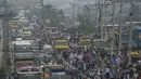 Orang-orang meninggalkan kota menuju kampung halaman mereka menjelang Lebaran di tengah pandemi corona Covid-19, di Dhaka, Selasa (11/5/2021). Para pemudik tampak berdesakan dan menjaga jarak, padahal pemerintah Bangladesh memerintahkan penduduk tidak mudik Idulfitri. (Munir Uz zaman/AFP)