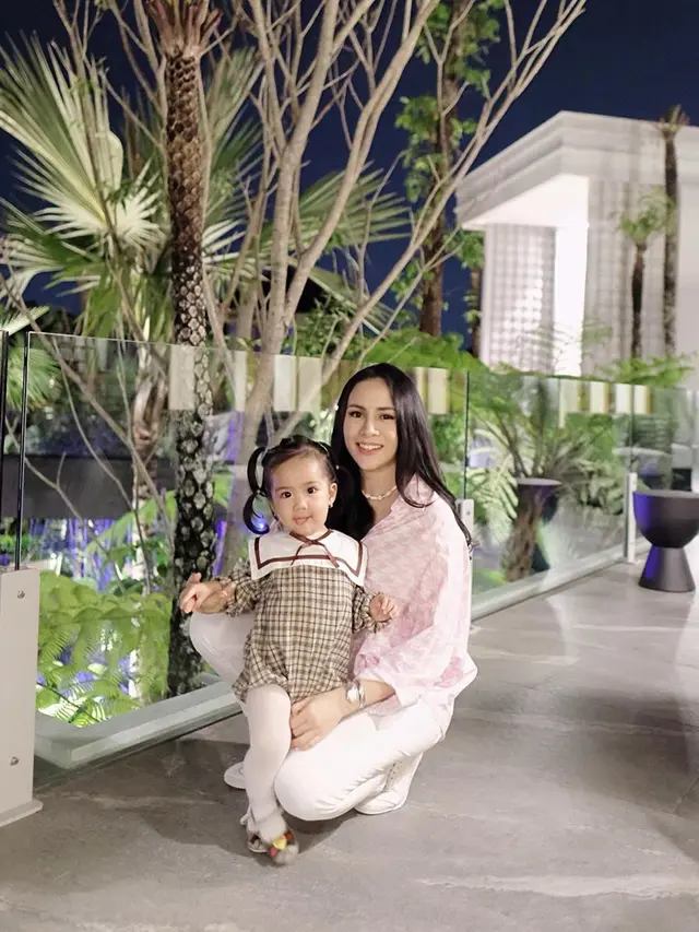 Jadi Hot Mama, Ini 6 Momen Momo Geisha saat Asuh Buah Hati