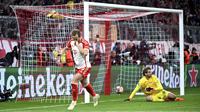 Pemain Bayern Munchen, Harry Kane, melakukan selebrasi setelah mencetak gol ke gawang Lazio pada laga leg kedua babak 16 besar Liga Champions yang dihelat di Allianz Arena, Rabu (6/3/2024). Lazio menang dengan skor 3-0. (Sven Hoppe/DPA via AP)