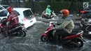 Sejumlah pengandara sepeda motor melewati genangan air di kawasan Kemang, Jakarta Selatan, Kamis (18/10). Akibat hujan deras, kawasan di Jalan Kemang kembali tergenang air. (Liputan6.com/Herman Zakharia)