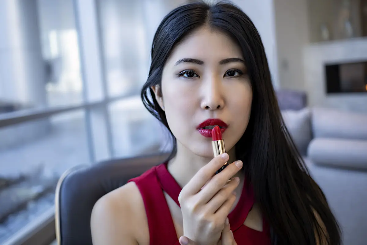 Tips aplikasi lipstick di bibir gelap agar hasilnya merata