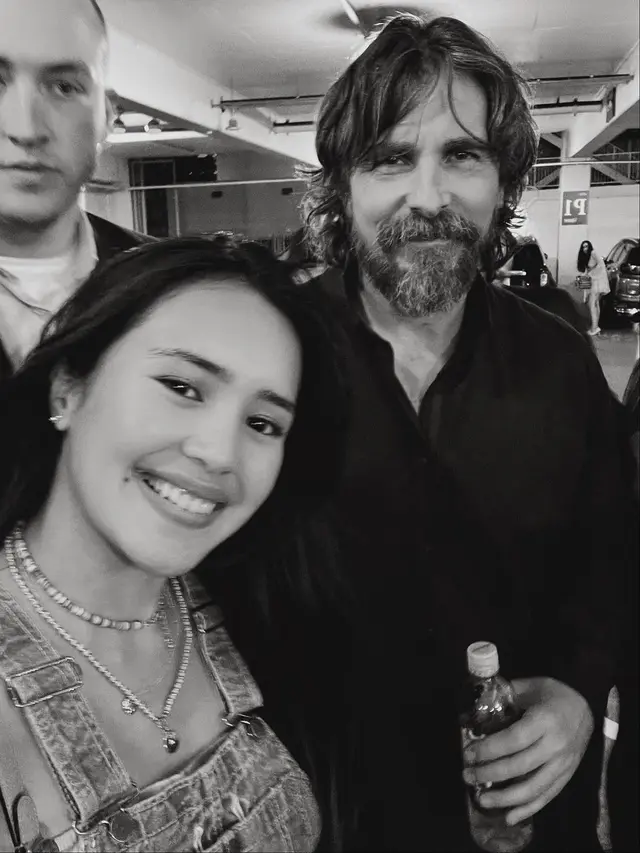 Pamer Ketemu Christian Bale, Ini 7 Potret Beby Tsabina Main Ke Universal Studio