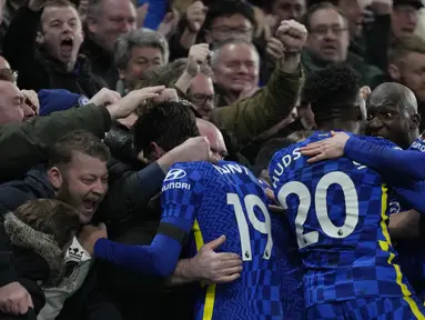 Para pemain Chelsea merayakan dengan fans mereka setelah Thiago Silva mencetak gol kedua timnya ke gawang Tottenham Hotspur pada laga pekan ke-23 Liga Inggris 2021/22 di Stamford Bridge, Senin dini hari WIB (24/1/2022). Chelsea menang dengan skor 2-0. (AP Photo/Kirsty Wigglesworth)