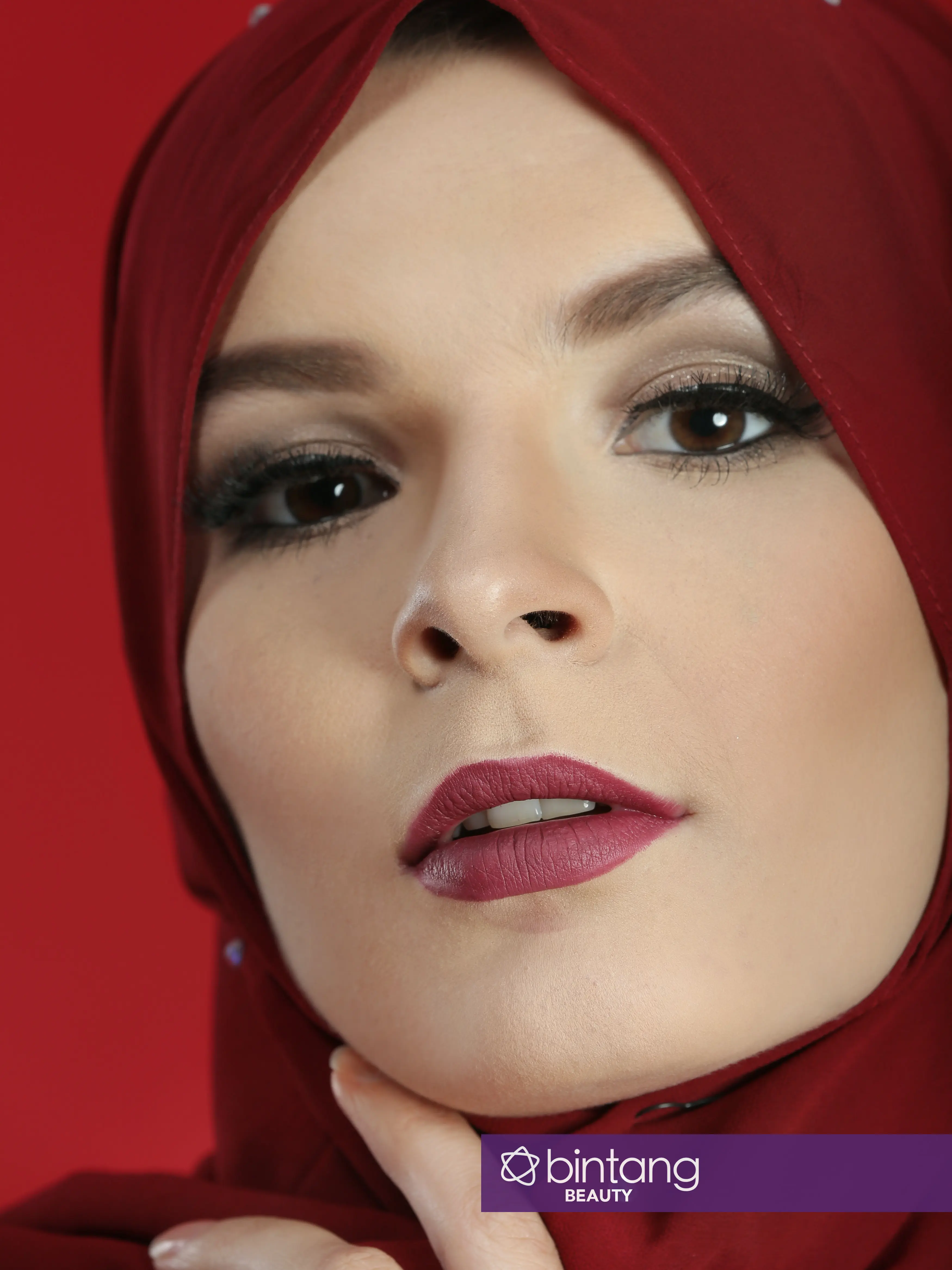 Bukan hanya natural look, tampilan makeup bold di Idul Fitri juga kece kok. (Foto: Bambang E. Ros/Bintang.com, Digital Imaging: Muhammad Iqbal Nurfajri/Bintang.com, Stylish: Indah Wulansari/Bintang.com, Makeup: @lilyrahmanmua, Model: Liliia).