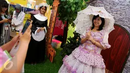Seorang pengunjung berpose mengenakan baju ala Swiss di Kota Kasablanka, Jakarta (12/11). Kegiatan yang digelar 12-13 November ini menyajikan beragam kegiatan edukasi mengenai gizi dengan menyusuri Museum Mini Nestle. (Liputan6.com/Fery Pradolo)