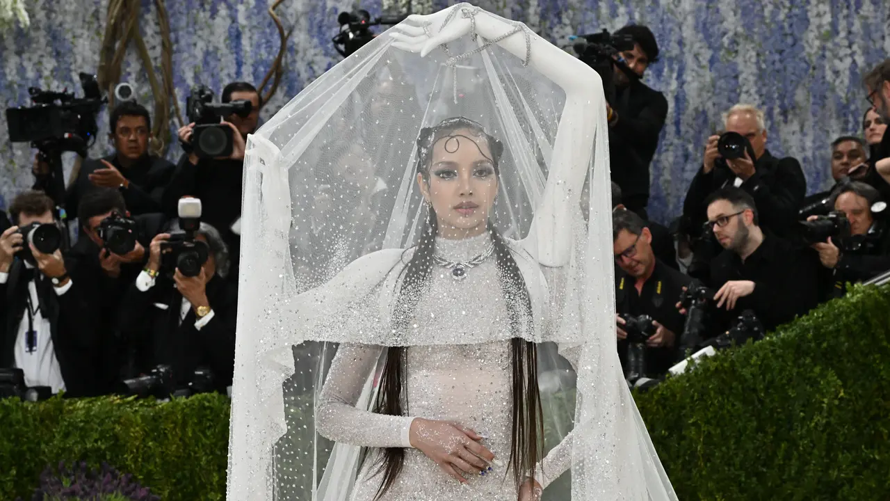 5 Tampilan Nyentrik Met Gala 2026: Lisa BLACKPINK Bertudung, Sam Smith Jadi Bulan-bulanan