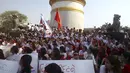 Sejumlah perawat dan bidan menggelar aksi protes di depan Monumen Kemerdekaan di Yangon, Myanmar, Rabu (15/3). Mereka menolak penerapan lisensi yang diajukan Departemen Kesehatan. (AP Photo / Thein Zaw)