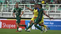 Persebaya Surabaya ditahan imbang 1-1 saat menjamu Barito Putera dalam pekan kedua BRI Liga 1 2023/2024 di Stadion Gelora Bung Tomo, Surabaya, Sabtu (8/7/2023). (Bola.com/Aditya Wany)