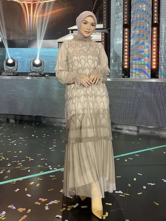 <p>Di akun Instagramnya Citra kerap kali membagikan OOTDnya, salah satu mengenakan pakaian didominasi warna cokelat. Misalnya saja mengenakan dress dengan detail lengan puff dan bagian bawah layering ini. @citraciki</p>