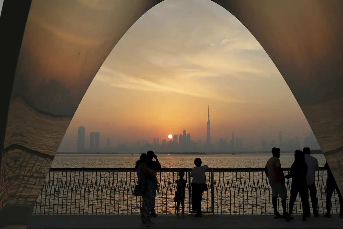 Menikmati Cakrawala Kota Dubai dengan Latar Gedung Burj Khalifa