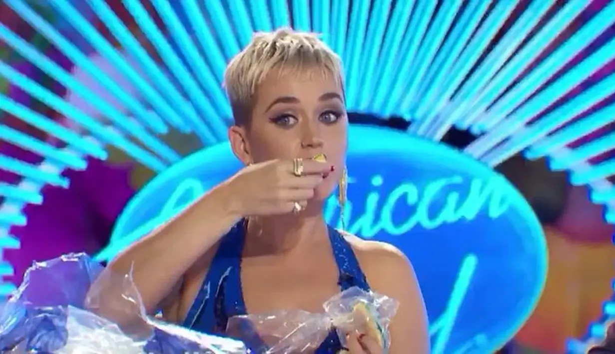 "Aku tak jomblo namun tetap menyukaimu!" ujar Katy pada Becca. (instagram/katyperry)