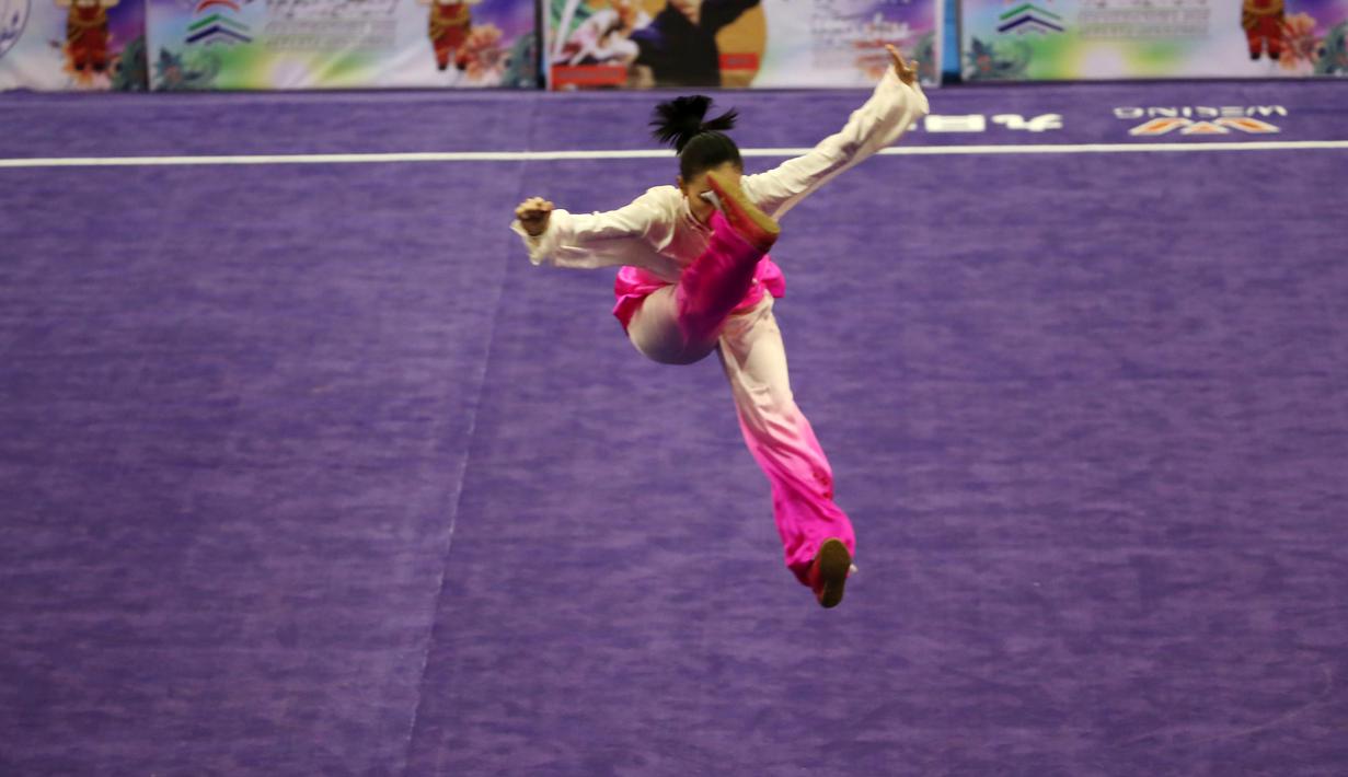 Atlet Wushu Indonesia, Lindswell Kwok beraksi pada Kejuaraan Dunia Wushu 2015 di Istora, Senayan, Jakarta, Sabtu(14/11/2015). (Bola.com/Nicklas Hanoatubun)
