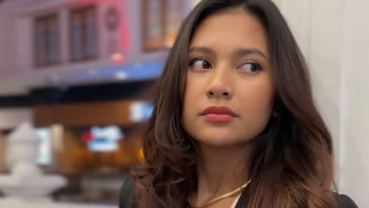 Indah Permatasari cukup aktif di Instagram. Dia kerap membagikan foto-foto terbarunya di akun Instagramnya. Terbaru, penampilannya kembali menjadi perhatian.