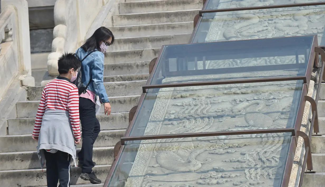 Para wisatawan mengunjungi Hall of Prayer for Good Harvests di Kuil Surga (Temple of Heaven) di Beijing, China (29/4/2020). Kuil Surga, salah satu Situs Warisan Dunia UNESCO yang ditutup sementara akibat merebaknya wabah COVID-19, membuka kembali tiga kompleks bangunan utamanya untuk umum pada Rabu