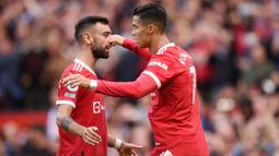 Bruno Fernandes dan Cristiano Ronaldo - Bruno dan CR7 merupakan rekan di Timnas Portugal. Pulangnya CR7 ke Old Trafford membuat mereka membentuk duet sensasional di lini depan Manchester United. (AFP/Oli Scarff)