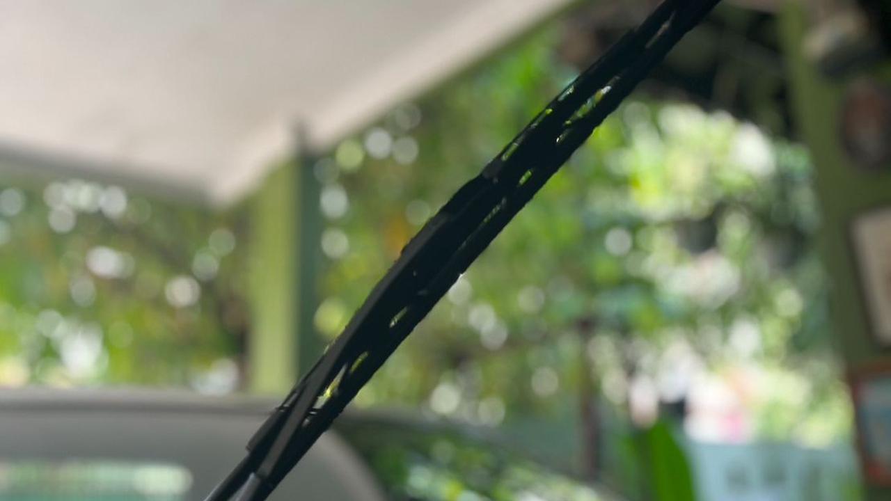 Septa menjelaskan bahwa wiper tidak memerlukan perawatan khusus, tetapi ia menekankan bahwa kotoran besar seperti daun kering atau ranting menjadi musuh utama wiper