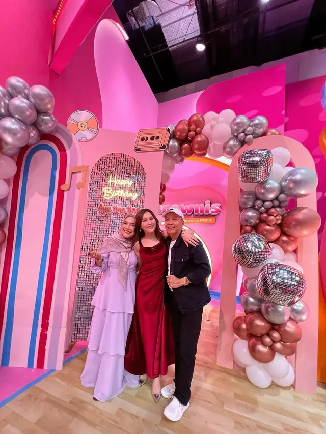 Potret Ayu Ting-Ting di Parade Selebrasi Ulang Tahun ke-33, dari Pakai Piyama hingga Leisure Wear dengan Tas Branded