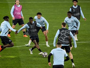 Para pemain Brugge menghadiri sesi latihan di stadion Luz, Lisbon, Senin (6/3/2023). Hari pertama babak 16 besar Liga Champions leg kedua mempertemukan Benfica menjamu Club Brugge di Stadion Da Luz Rabu (8/3/2023) dini hari WIB. (Photo by PATRICIA DE MELO MOREIRA / AFP)