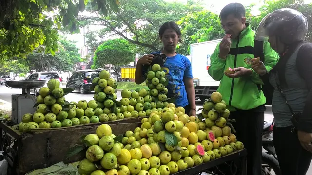Penjual jambu biji