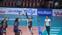 Spiker pemain BIN Pasundan Doni Haryono coba diblok Rendy Verdian dari Indomaret pada pertandingan final four Livoli Divisi Utama 2023 putaran kedua di&nbsp;GOR Joyoboyo, Kediri, Selasa, 5 Desember 2023. (foto: PBVSI)