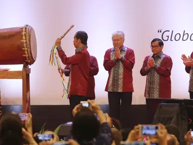 Presiden Joko Widodo memukul bedug saat membuka pameran Trade Expo 2017 di ICE BSD, Tangerang Selatan, Rabu (11/10). Pameran ini diikuti oleh 1.100 perusahaan nasional dengan target mendatangkan 16.000 pengunjung. (Liputan6.com/Angga Yuniar)