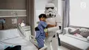 Karakter film Star Wars memeluk seorang anak saat menghibur pasien di Siloam Hospitals TB Simatupang, Jakarta Selatan, Sabtu (6/4). Kehadiran karakter Star Wars ini untuk menghibur para pasien, khususnya anak-anak di rumah sakit tersebut. (Liputan6.com/Faizal Fanani)