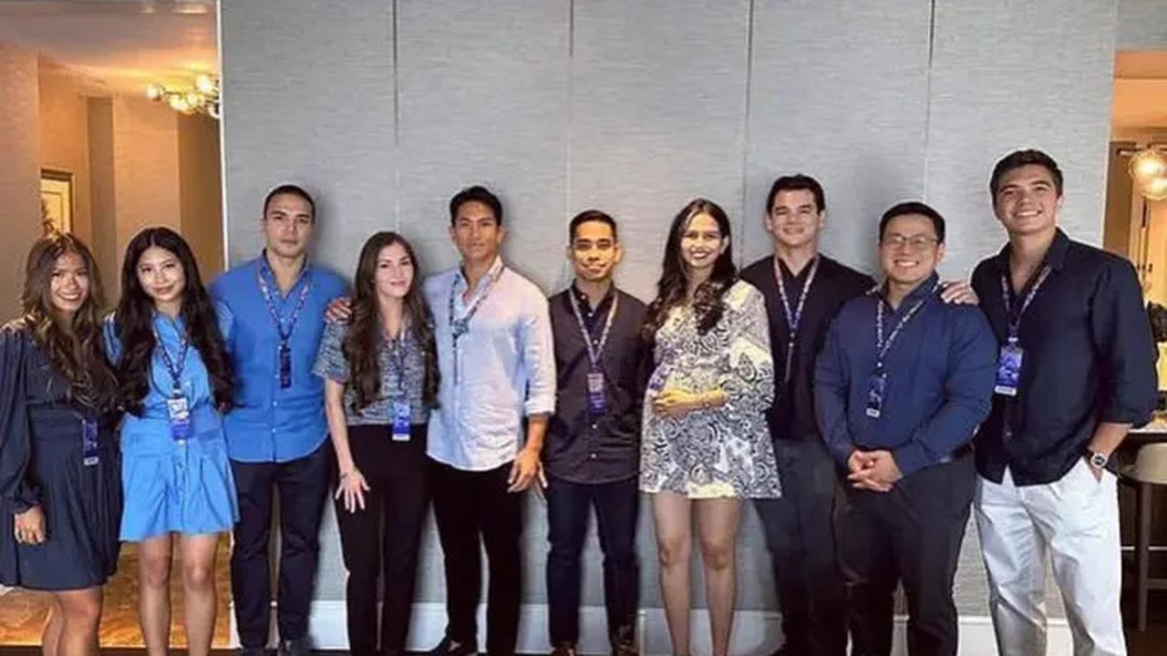 Serasi dengan outfit nuansa biru