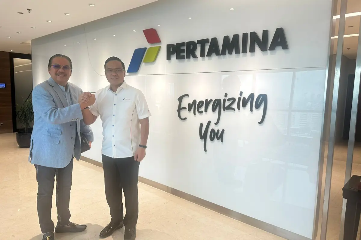Komisaris Utama Pertamina Hulu Energi (PHE) Denny JA (kiri) dan Dirut Pertamina Simon Aloysius Mantiri (Istimewa)