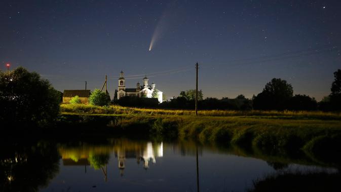 Komet Neowise atau C / 2020 F3 terlihat sebelum matahari terbit di Turet, Belarus, 110 kilometer (69 mil) barat ibu kota Minsk, Selasa (14/7/2020) pagi. Bulan ini, komet Neowise melintasi tata surya bagian dalam untuk pertama kalinya dalam 6.800 tahun. (AP Photo/Sergei Grits)